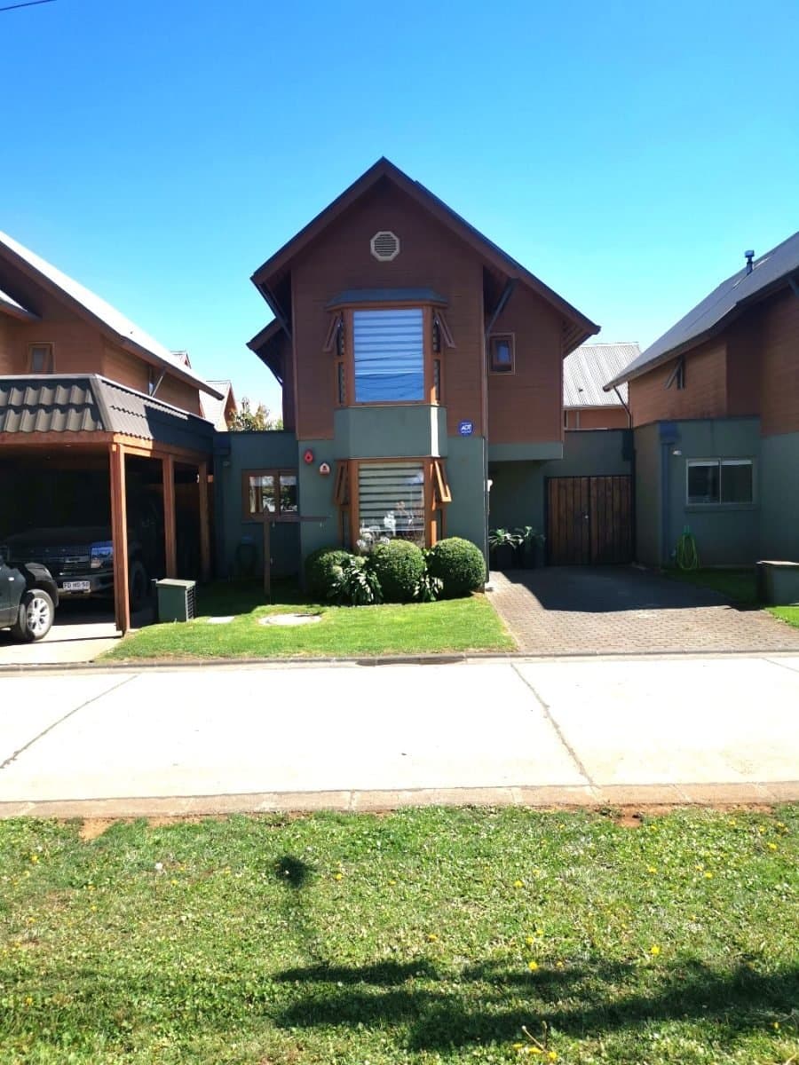Vende hermosa casa, en Condominio Altos del Maipo — fotografía 1