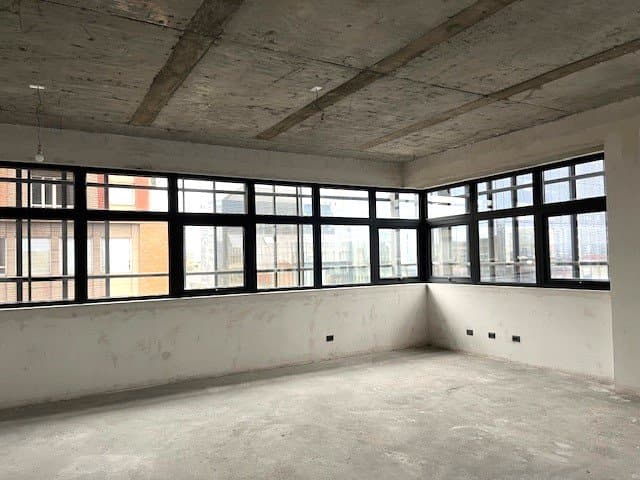 Arrienda Hermosa Oficina de 60 m2 , con 2 Estacionamientos en Edificio Telar — fotografía 1