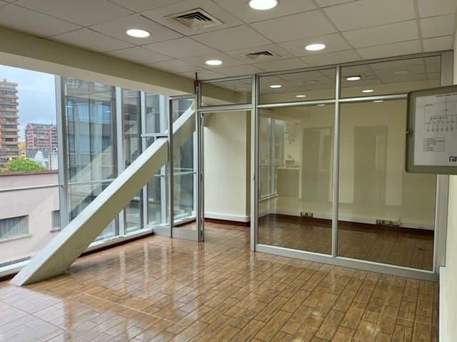 Arrienda Oficina habilitada de 40 M2, en Edificio Capital — fotografía 1