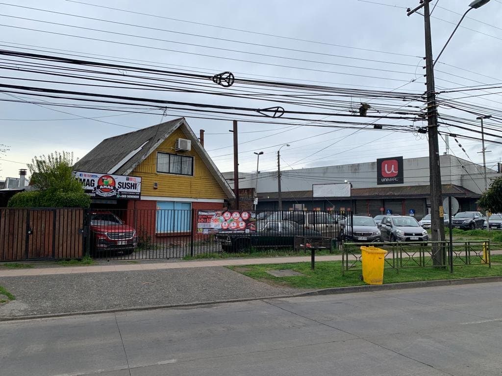 Vende Casa en Av.Javiera Carrera, ideal para actividad Comercial — fotografía 1