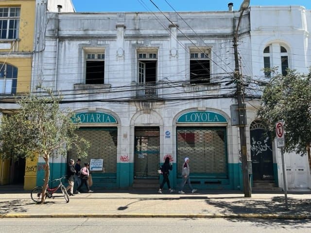 Arrienda amplio Local Comercial de 690 M2, recién Remodelado, a 1 cuadra de Plaza de Armas — fotografía 1