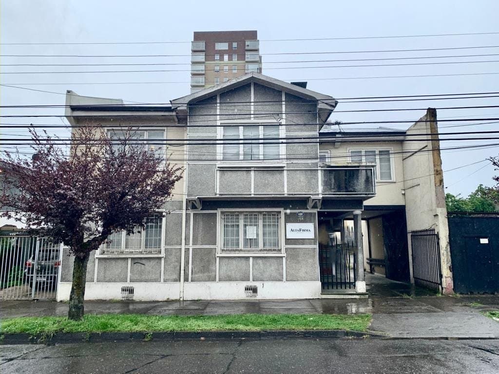 Casa apta para Oficinas, con Estacionamientos en el Centro de Temuco. — fotografía 1