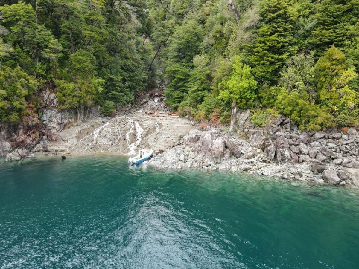 Vende espectacular Campo de 28,2 Hás a orillas del Lago Chapo, Región de Los Lagos — fotografía 1
