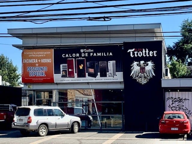 Amplio Local Comercial, en plena Avenida Alemania — fotografía 1