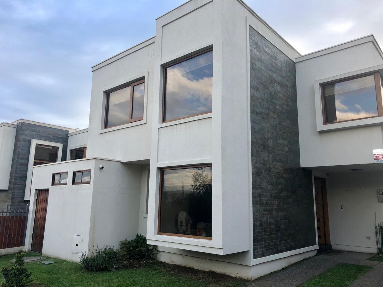 Casa estilo Mediterránea, en sector Cumbres del Sur — fotografía 1