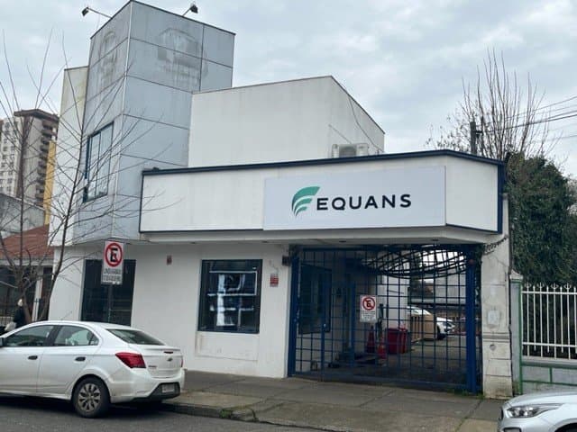 Arriendo Casa para uso Comercial a 2 cuadras del centro, con amplio espacio para Estacionamientos — fotografía 1