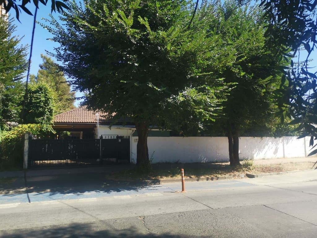 Vende amplia Casa, para fines Habitacionales o Comerciales en calle Hochstetter — fotografía 1