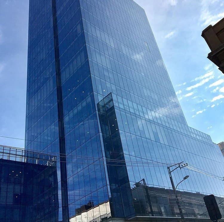 Excelente Oficina de 300 M2 habilitada, en Edificio Capital — fotografía 1