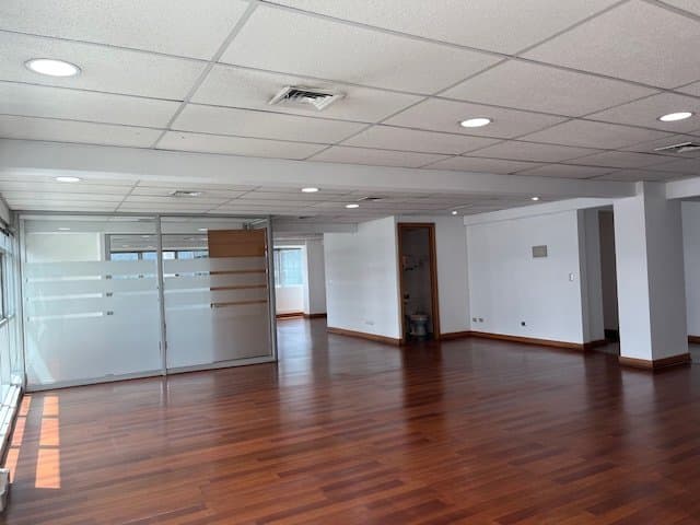 Arrienda Oficina de 255 m2 en Edificio Prat, sector Centro de Temuco — fotografía 1