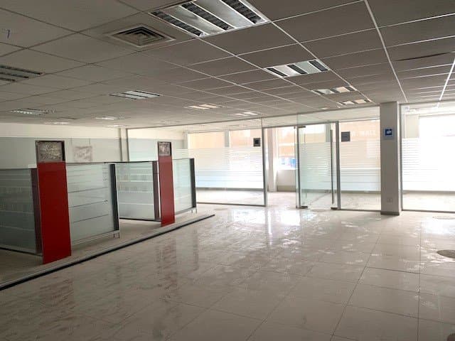 Arrienda Local Comercial de 360 M2 en la mejor ubicación de Avenida Alemania — fotografía 1
