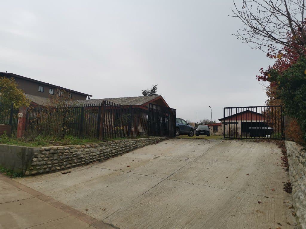 Arrienda Sitio de 3.000 M2, con casa y galpón, para uso Comercial — fotografía 1