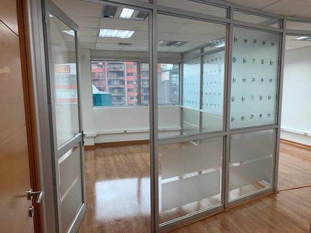 Arrienda Oficina de 48 M2, con 2 Privados y 2 Baños, en el Centro de Temuco — fotografía 1