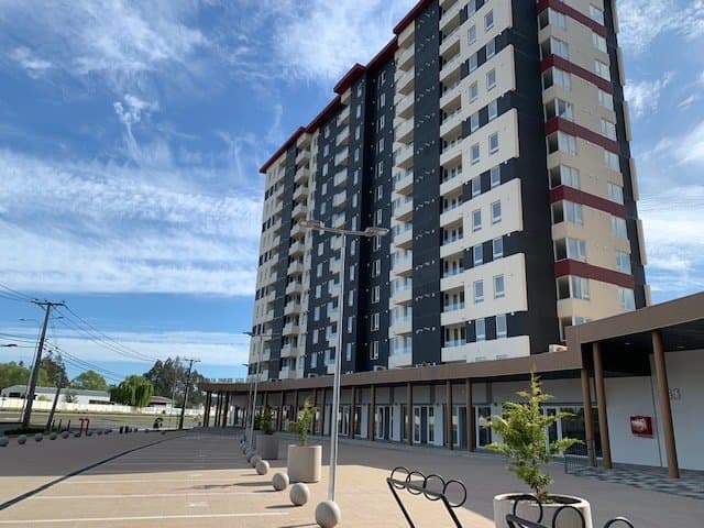 Arriendo Local comercial de 69 M2, en Plaza parque Los Poetas. — fotografía 1