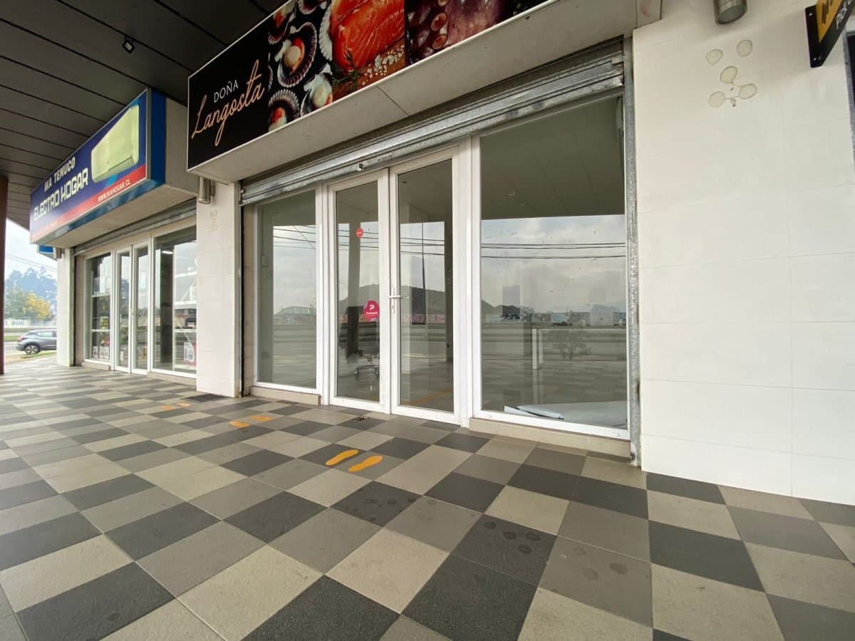 Arrienda Local habilitado de 33 M2, en Strip Center Los Poetas — fotografía 1