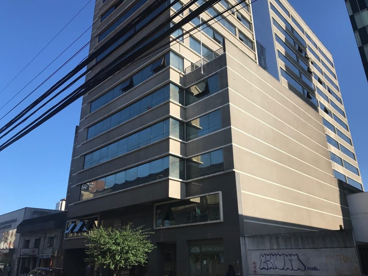 Arrienda Oficina de 40 M2 con Estacionamiento, en Edificio Sinergia — fotografía 1