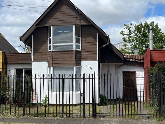 Vende hermosa Casa de 4 Dormitorios, en Villa Lomas de Recabarren — fotografía 1