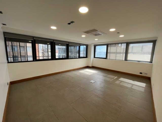 Arrienda Oficina habilitada de 35 M2 con Estacionamiento, en Edificio Telar — fotografía 1