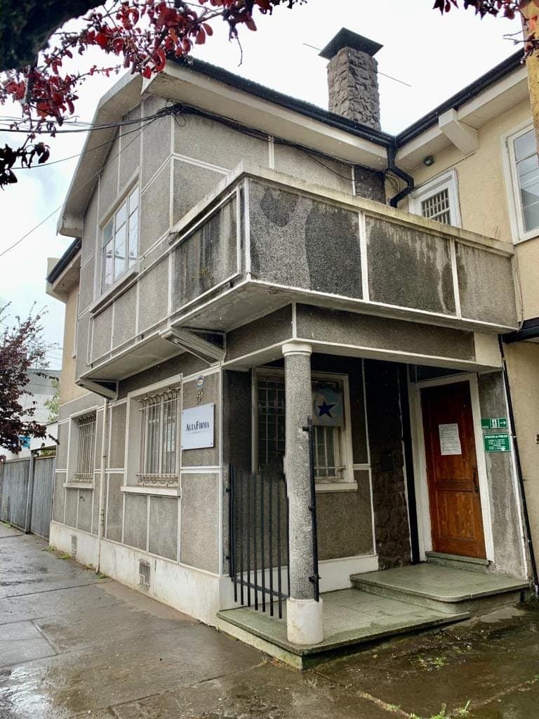 Casa ideal para uso Comercial, con Estacionamientos en el Centro de Temuco. — fotografía 1