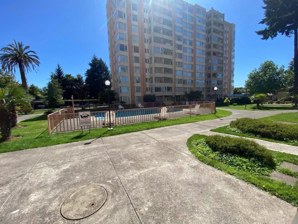 Vende Depto de 4 Dormitorios, 3 Baños , 2 Estac. y 1 Bodega ; Condom. Los Conquistadores — fotografía 1